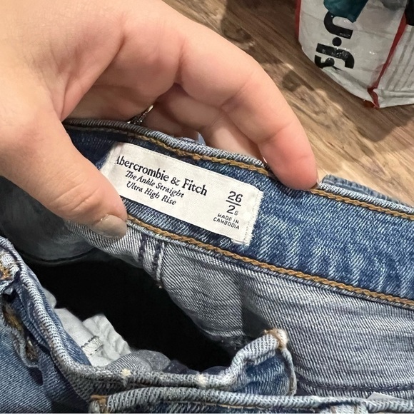 Abercrombie & Fitch Ultra High Rise Ankle Straight Jean - Picture 9 of 13
